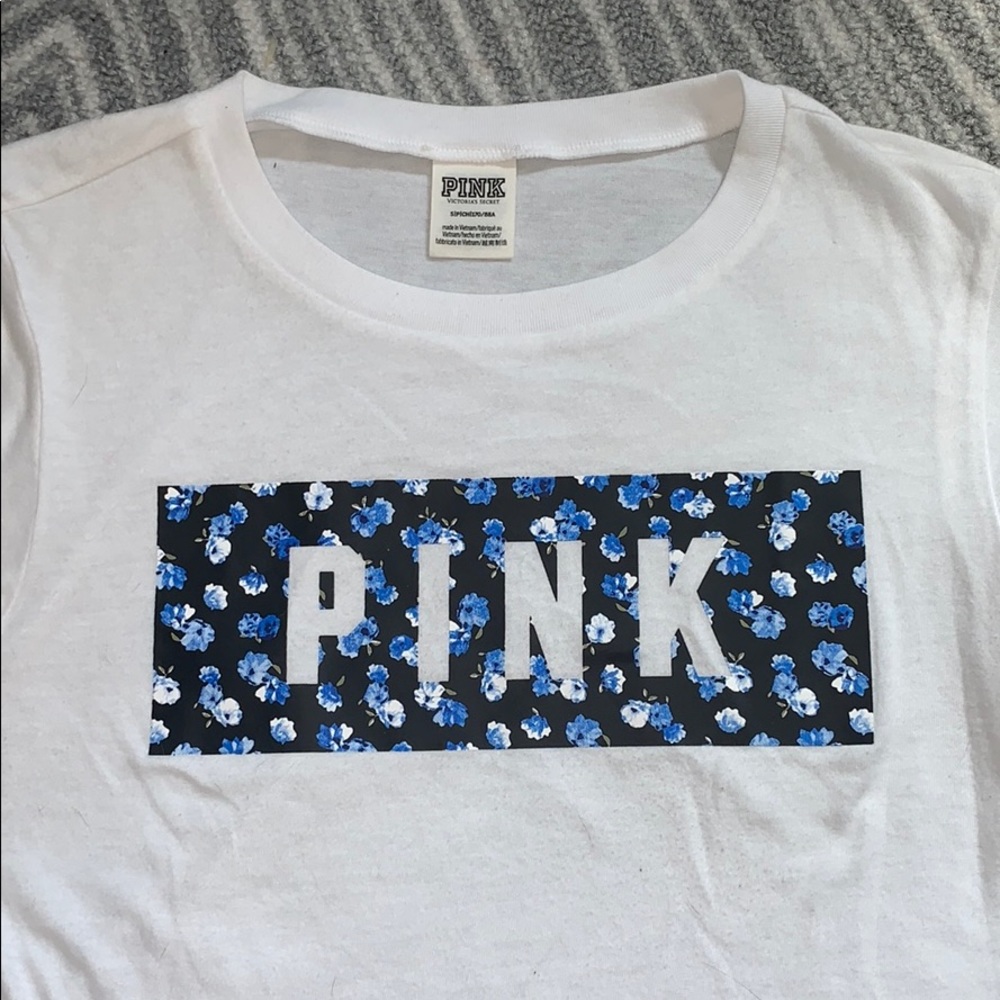⭐️VS PINK COMFY T-SHIRT NEVER WORN